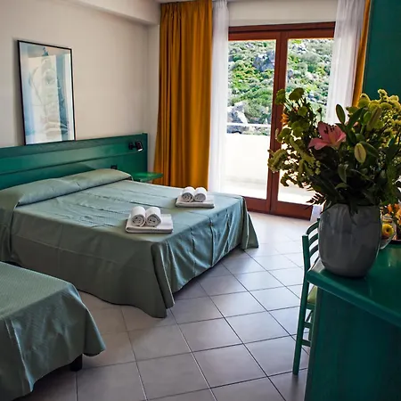 ミラロンガ ホテル 3*